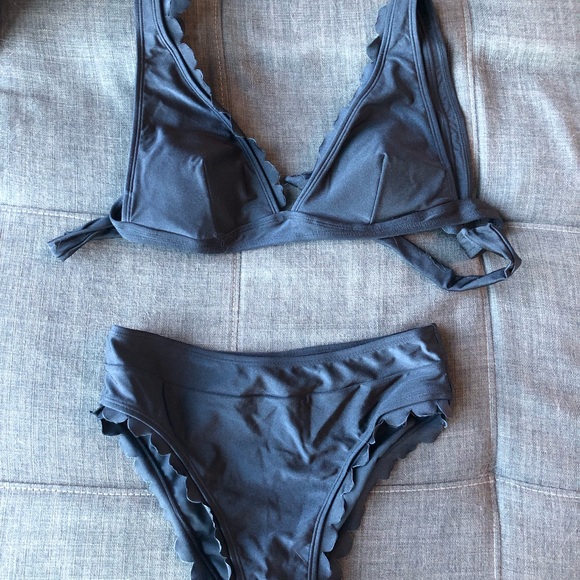 Cupshe Scalloped Plunge Bralette & Hipster Bikini Set - Picture 4 of 5